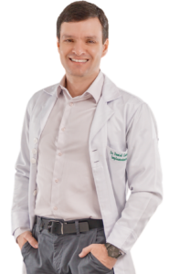 Dr. Daniel Coutinho, implantodontista com 20 anos de experiência em Natal-RN