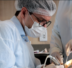Mitos e Medos: Por Que Alguns Pacientes Ainda Relutam em Fazer Implantes Dentários e Zigomáticos?