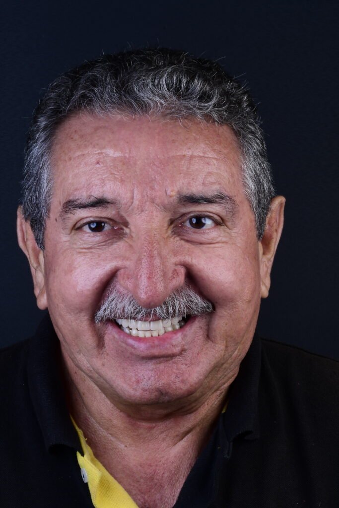 Retrato de homem de bigode sorrindo