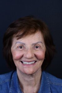 Retrato de mulher idosa sorrindo