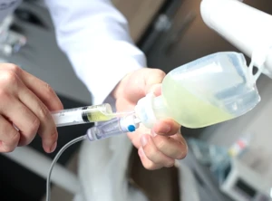 Profissional de saúde preparando medicação injetável em ambiente clínico