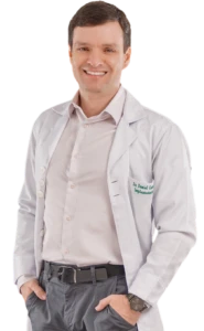 Dr. Daniel Coutinho, implantodontista com 20 anos de experiência em Natal-RN
